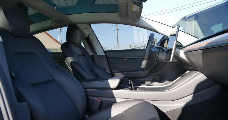 Tesla Model 3 cena 122000 przebieg: 30000, rok produkcji 2019 z Wieleń małe 704